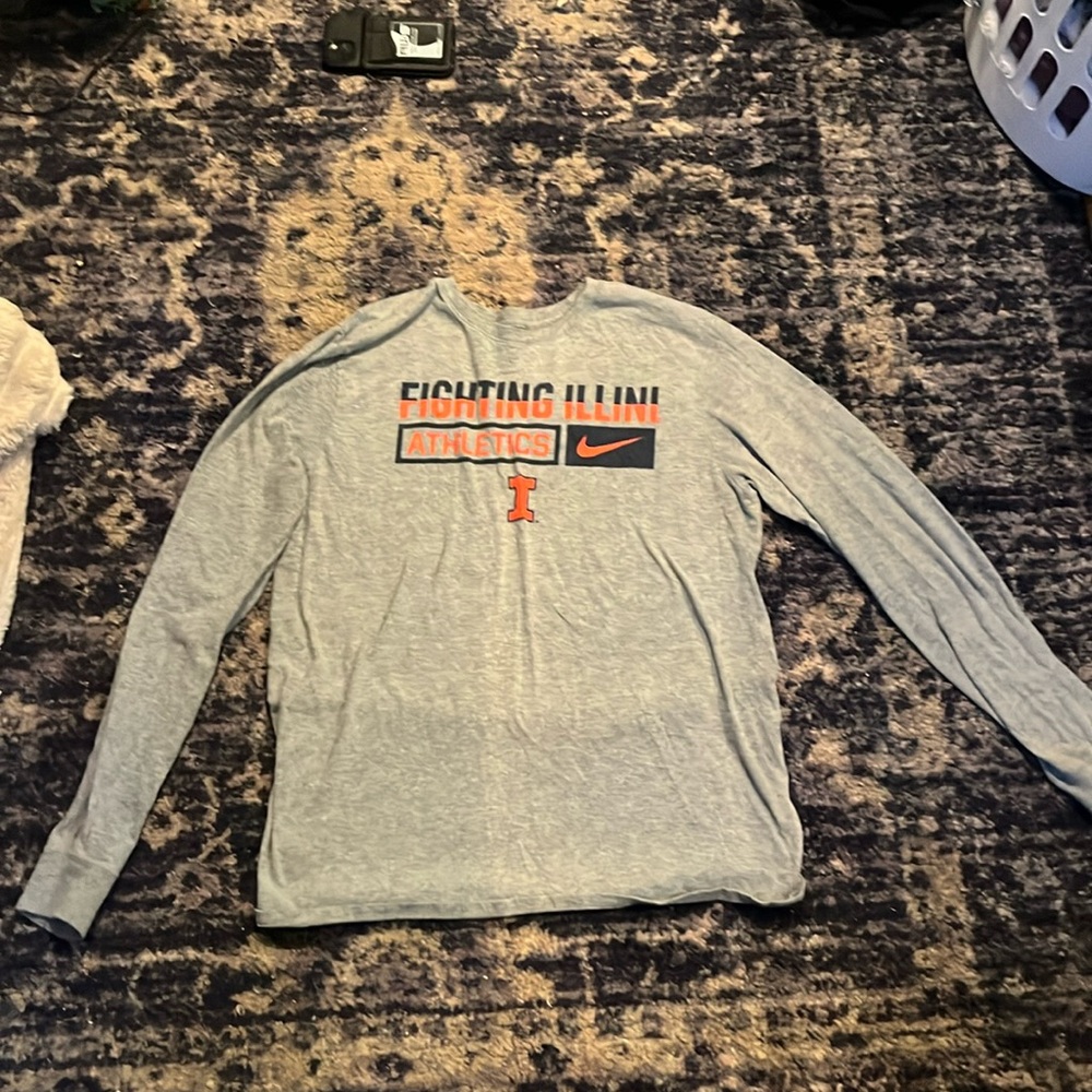 Gray long sleeve men’s Nike shirt